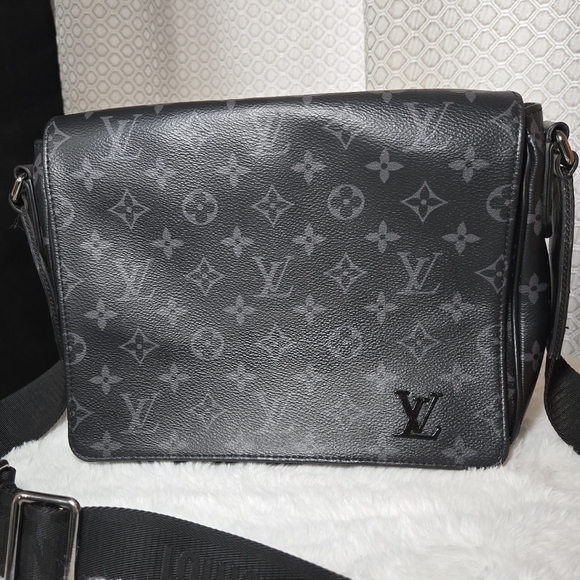 Louis Vuitton District Messenger Bag Monogram Eclipse Canvas MM - Picture 3 of 17